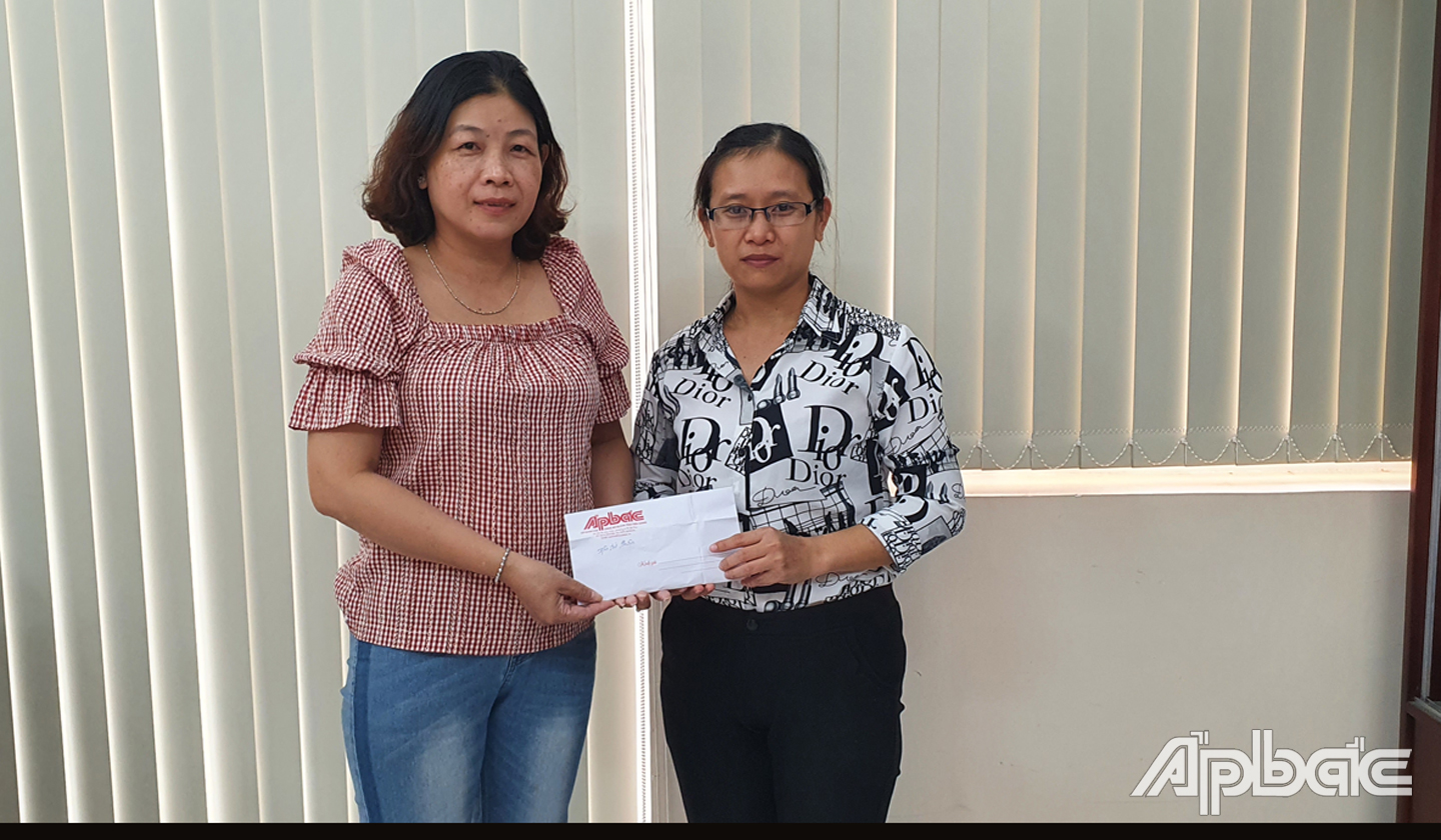 Đại diện Báo Ấp Bắc trao tiền cho Ủy ban Mặt trận Tổ quốc Việt Nam tỉnh Tiền Giang.