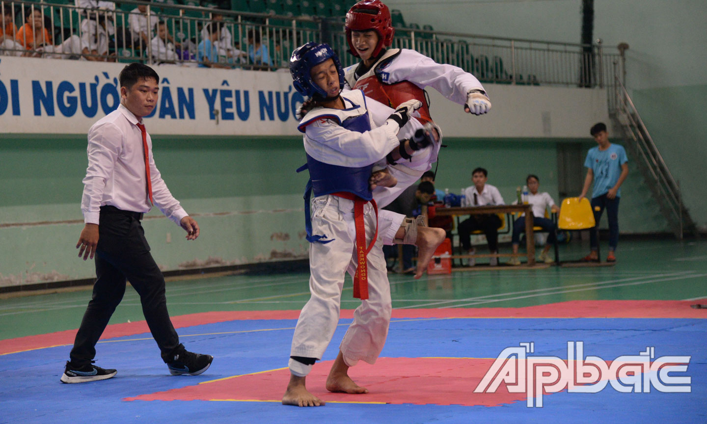 Các VĐV thi đấu hào hứng và quyết liệt.