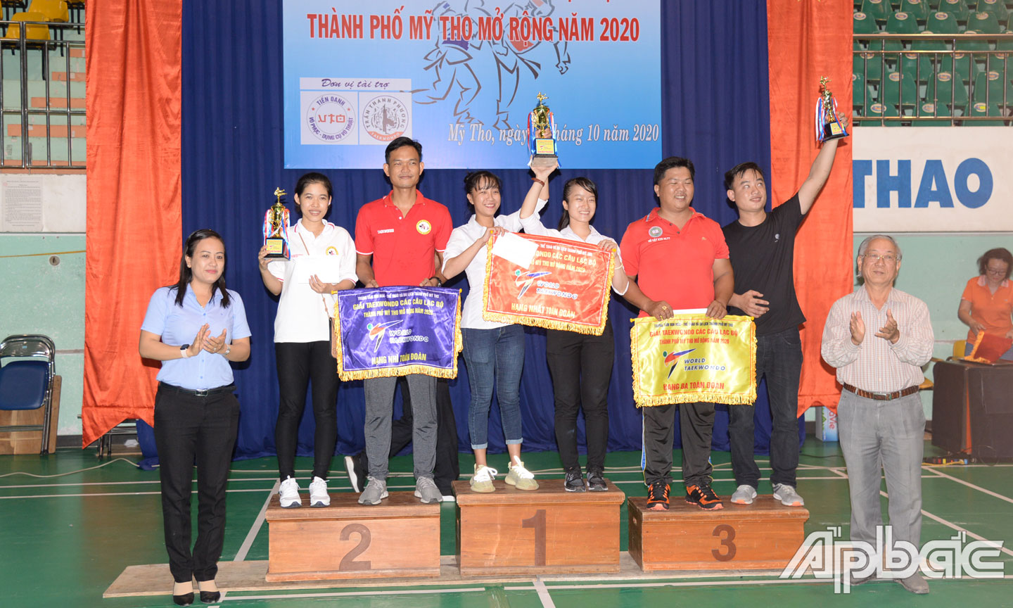 Ban tổ chức trao giải toàn đoàn cho các đơn vị.