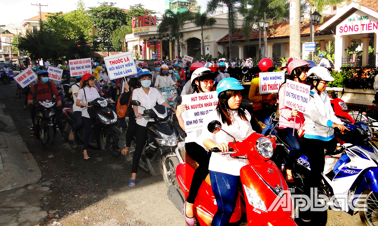 Tuần hành tuyên truyền về tác hại của thuốc lá. 