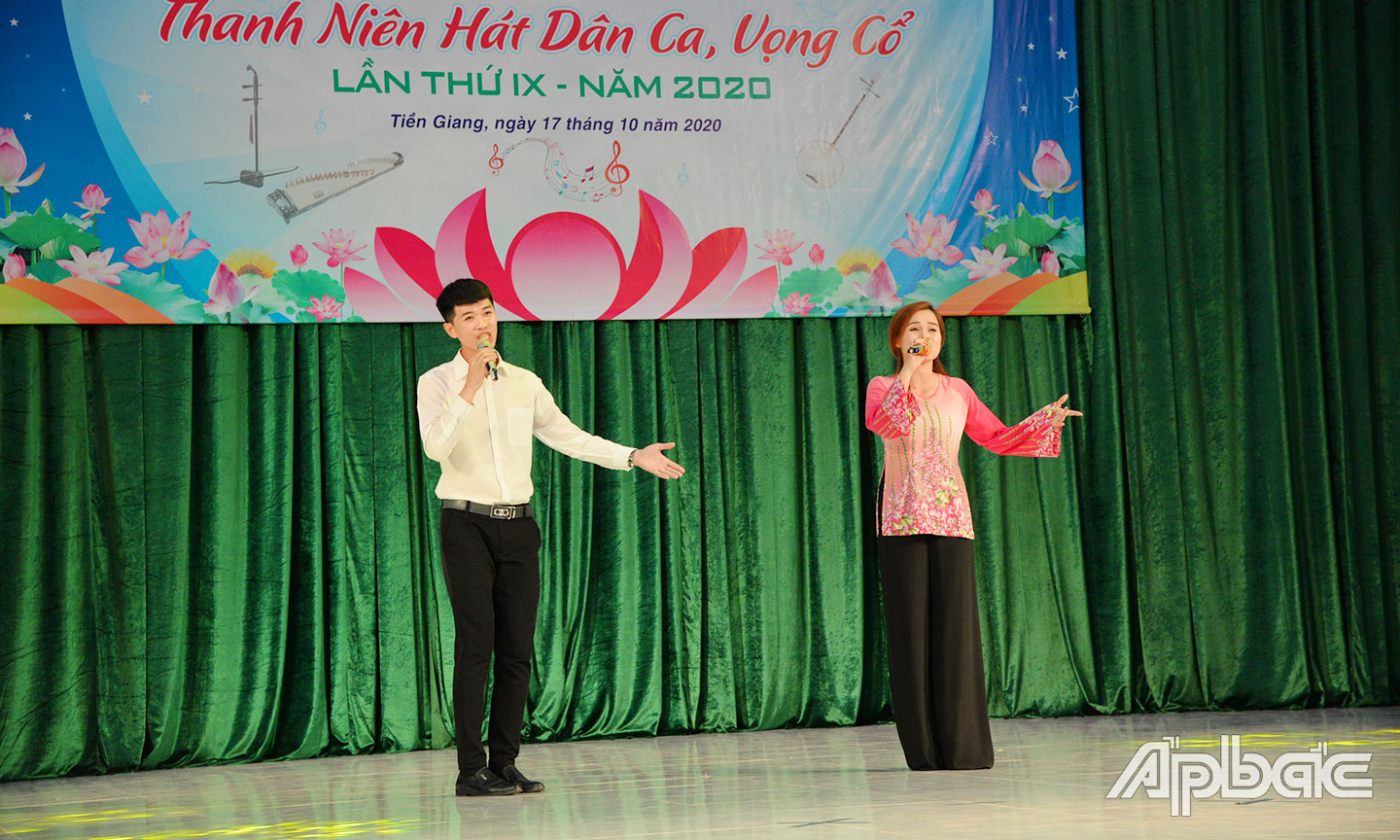 Tiết mục Tiền Giang vươn tới tương lai được thể hiện bằng điệu lý áo vá quàng tại Liên hoan.