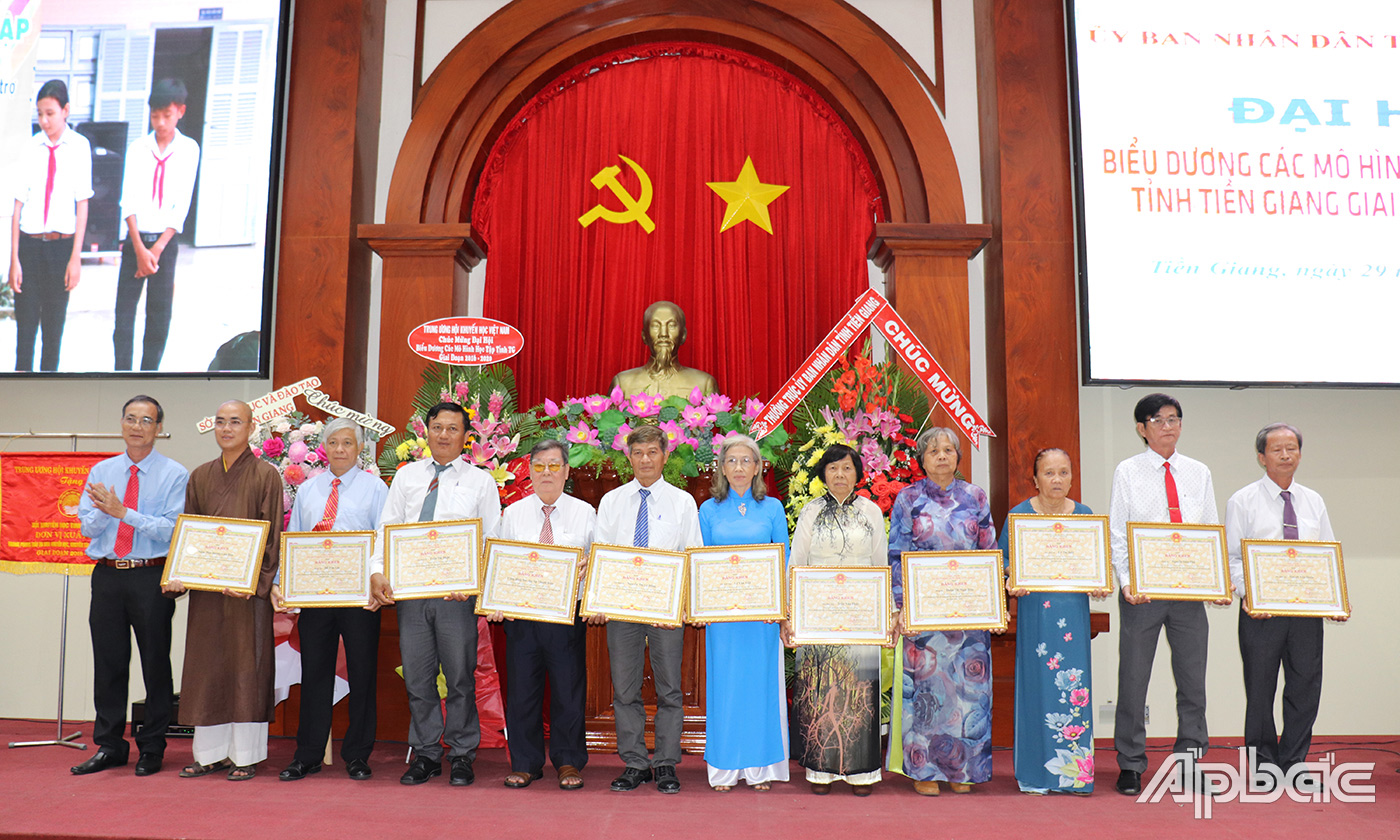 Vinh danh 11 mô hình tập thể có thành tích xuất sắc trong phong trào thi đua toàn dân học tập.