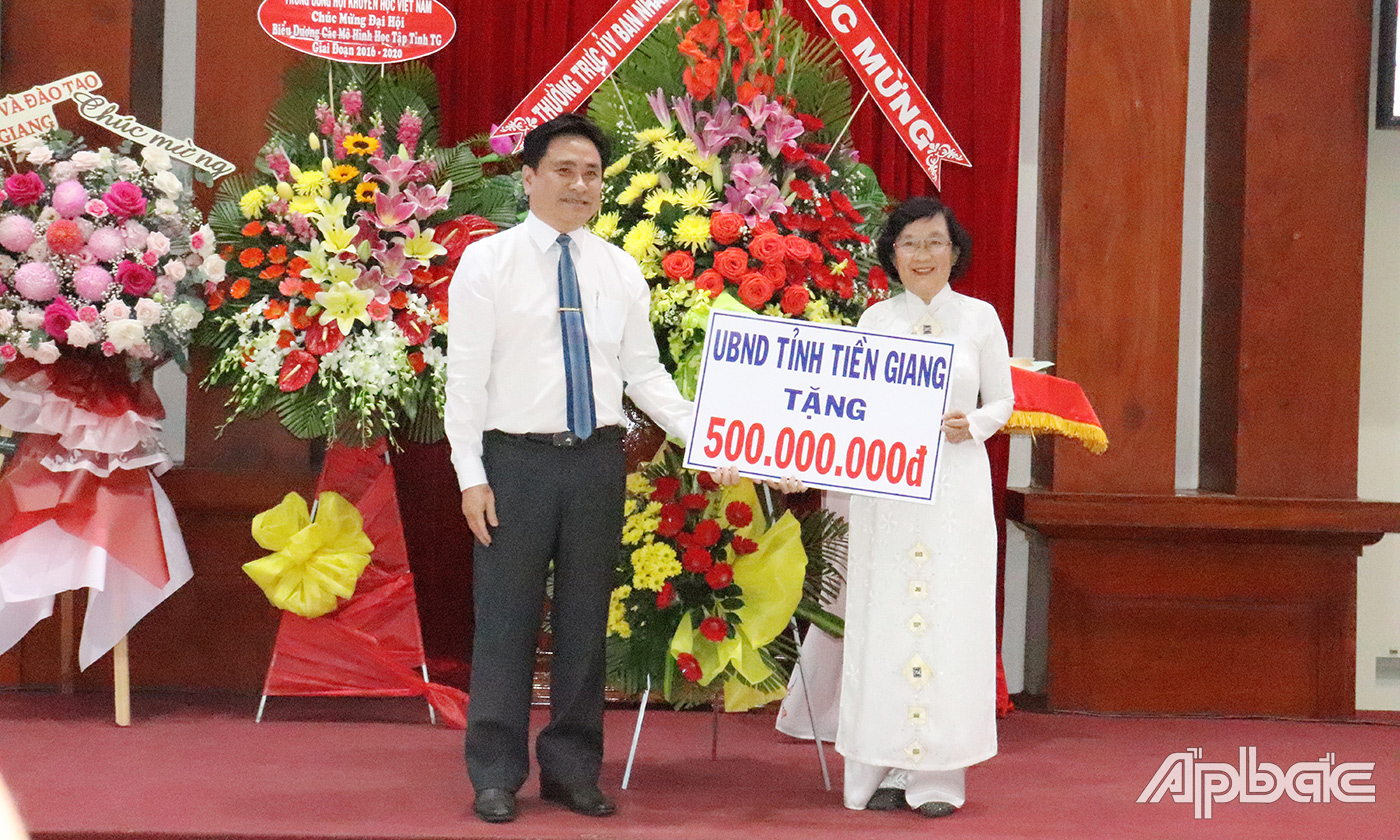 Đồng chí Trần Văn Dũng trao học bổng cho Hội Khuyến học tỉnh Tiền Giang.