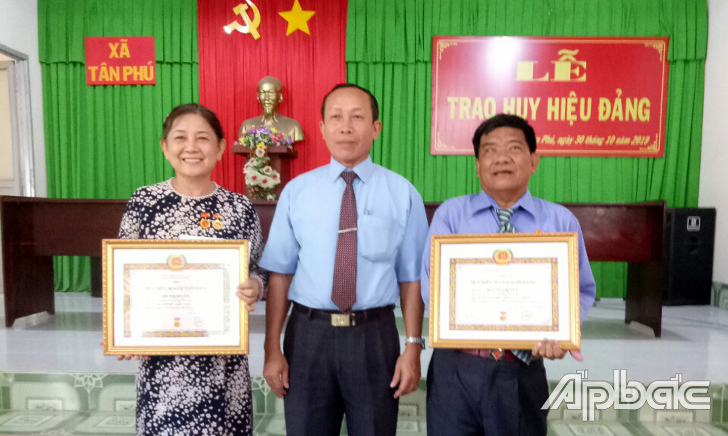 Đồng chí Võ Ngọc Chiến, Phó Bí thư Thường trực Huyện ủy Tân Phú Đông trao Huy hiệu Đảng cho đảng viên cao niên. Ảnh: HỒNG NGUYÊN