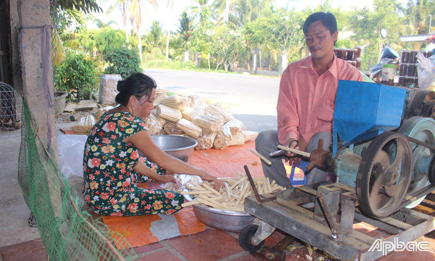 Bánh ống, món ăn vặt gắn liền với biết bao kỷ niệm của tuổi thơ. 