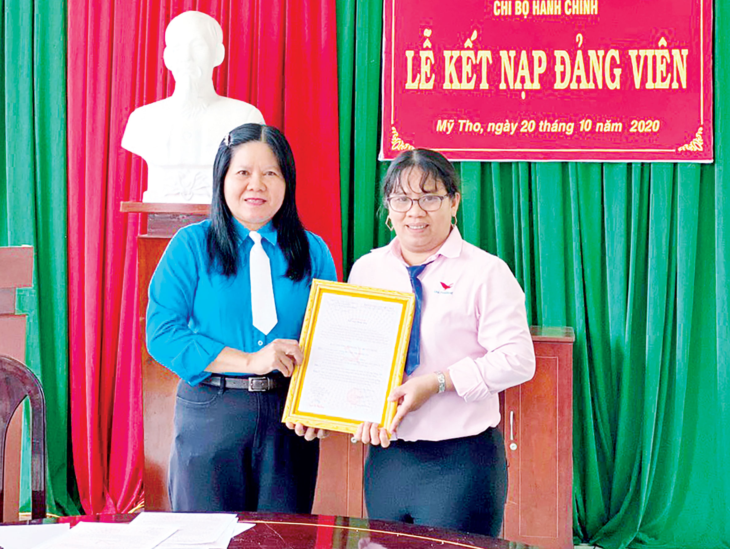 Chi bộ Hành chính Đảng bộ Các KCN tỉnh tổ chức Lễ kết nạp đảng viên.