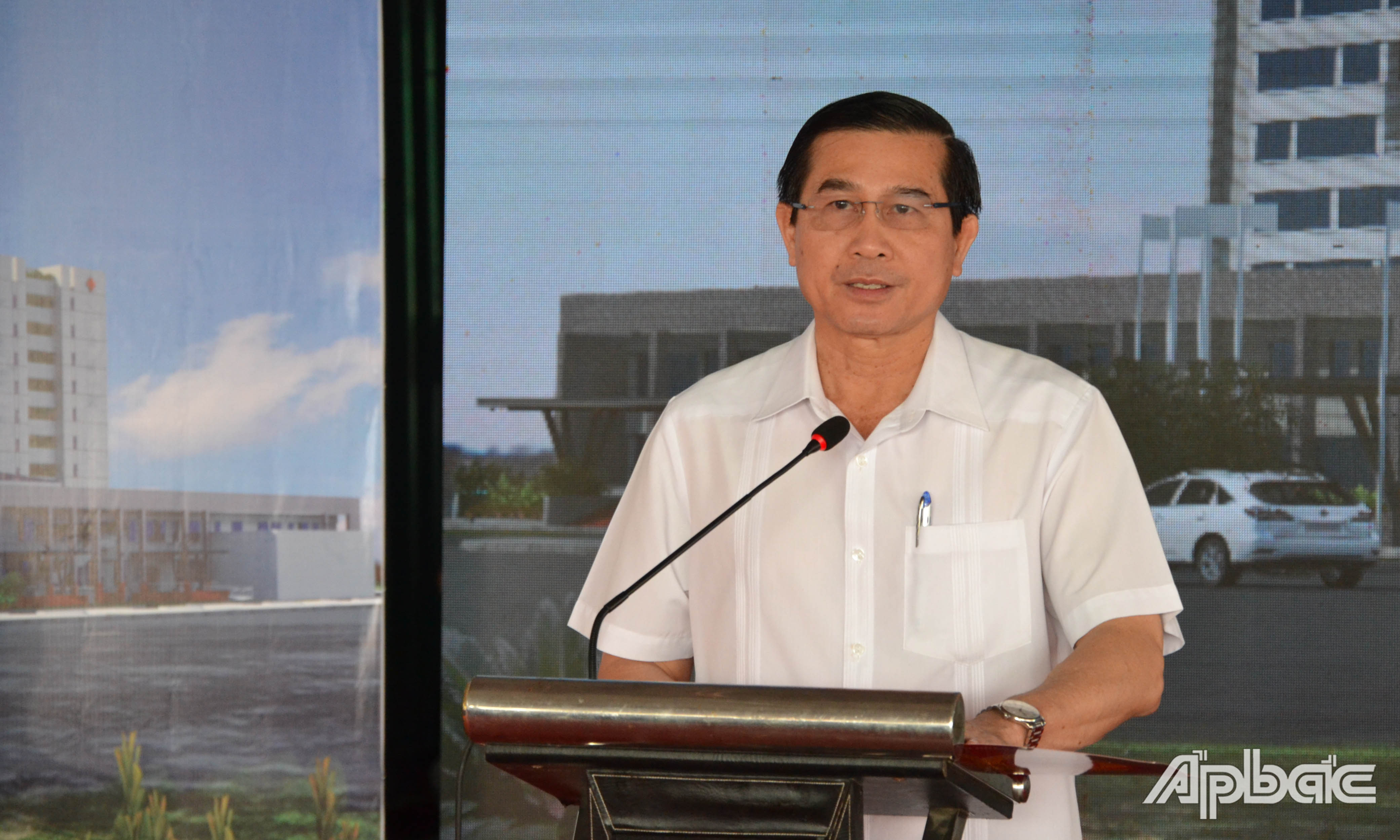 Đồng chí Lê Văn Hưởng phát biểu tại chuyến khảo sát Dự án Bệnh viện đa khoa tỉnh Tiền Giang.