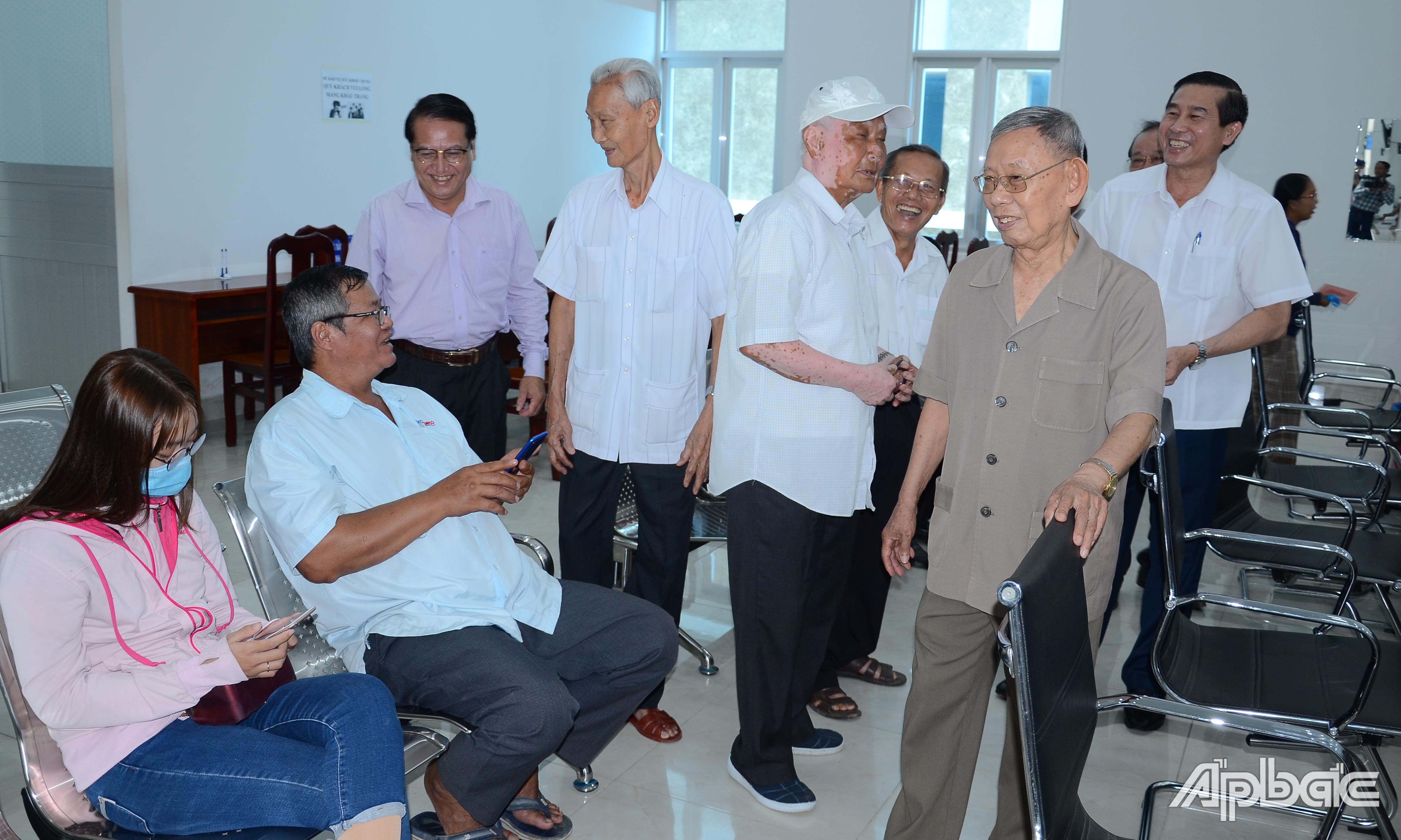 Lãnh đạo tỉnh và nguyên lãnh đạo tỉnh qua các thời kỳ thăm Trung tâm phục vụ Hành chính công.