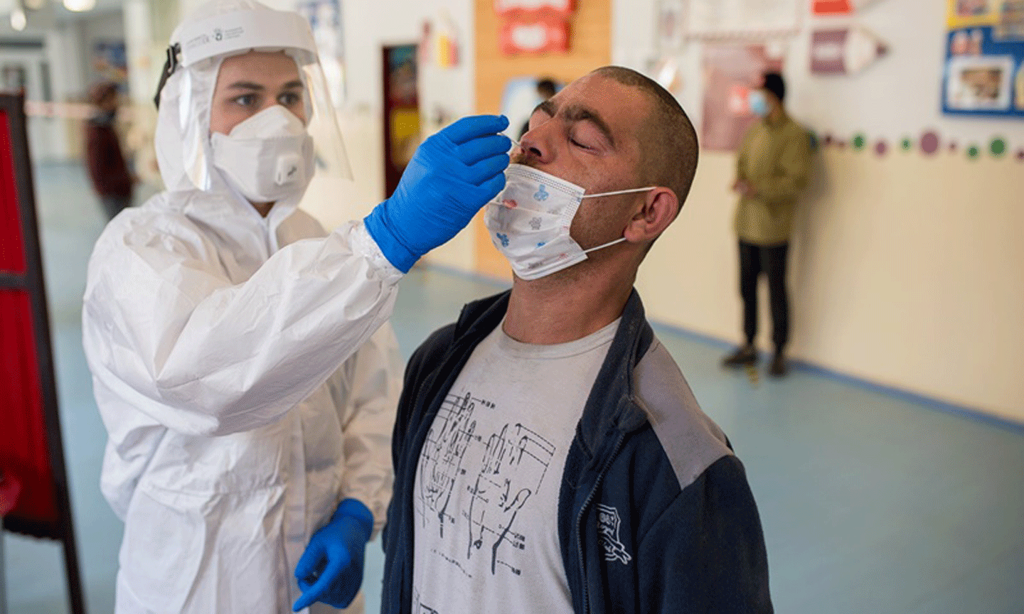 Nhân viên y tế làm xét nghiệm kháng nguyên Covid-19 cho người dân tại TP Kosice, Slovakia, ngày 1-11. (Ảnh: Getty Images)