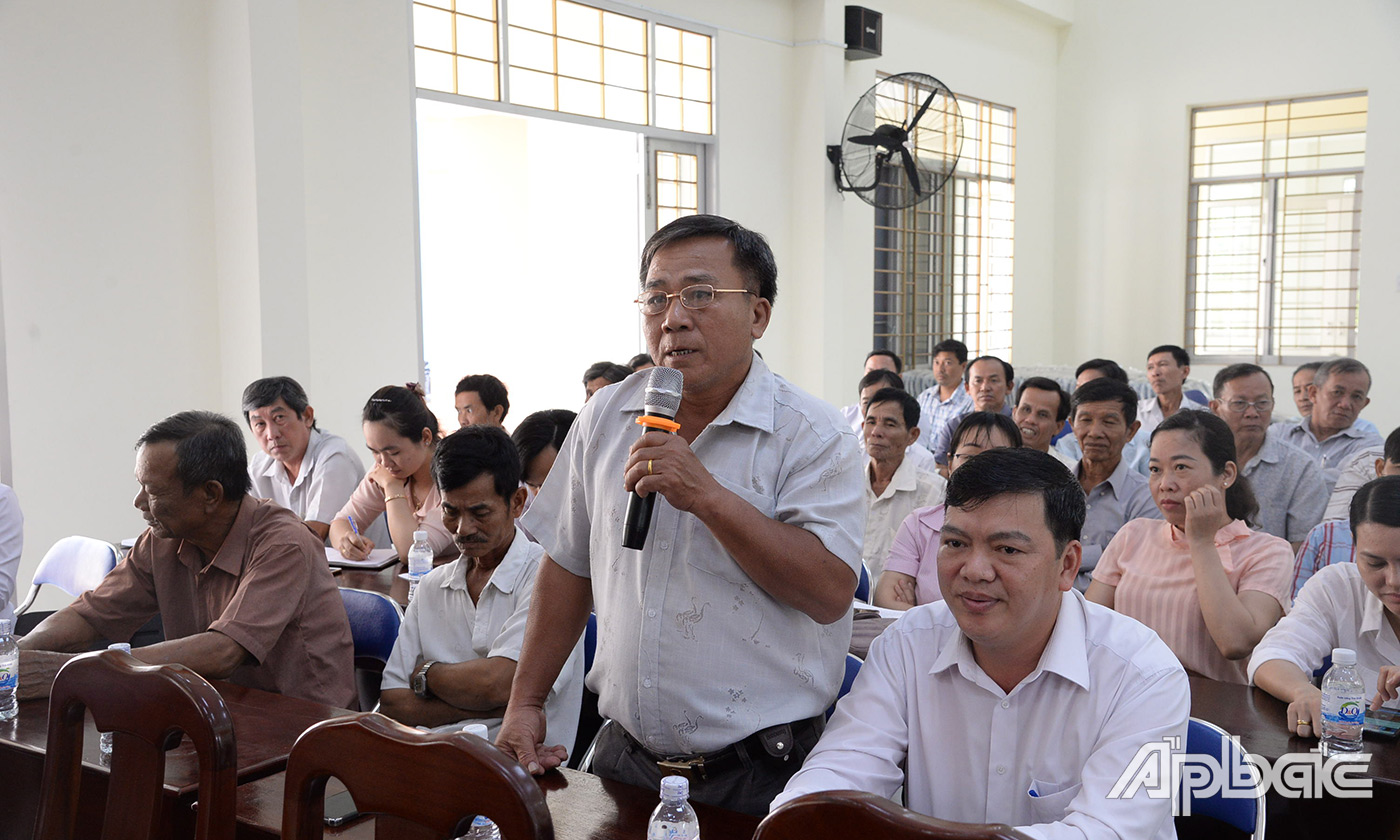 Cử tri phát biểu ý kiến tại buổi tiếp xúc