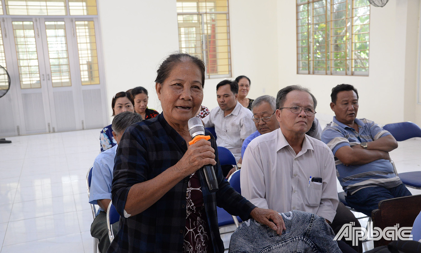 Cử tri phát biểu ý kiến tại buổi tiếp xúc