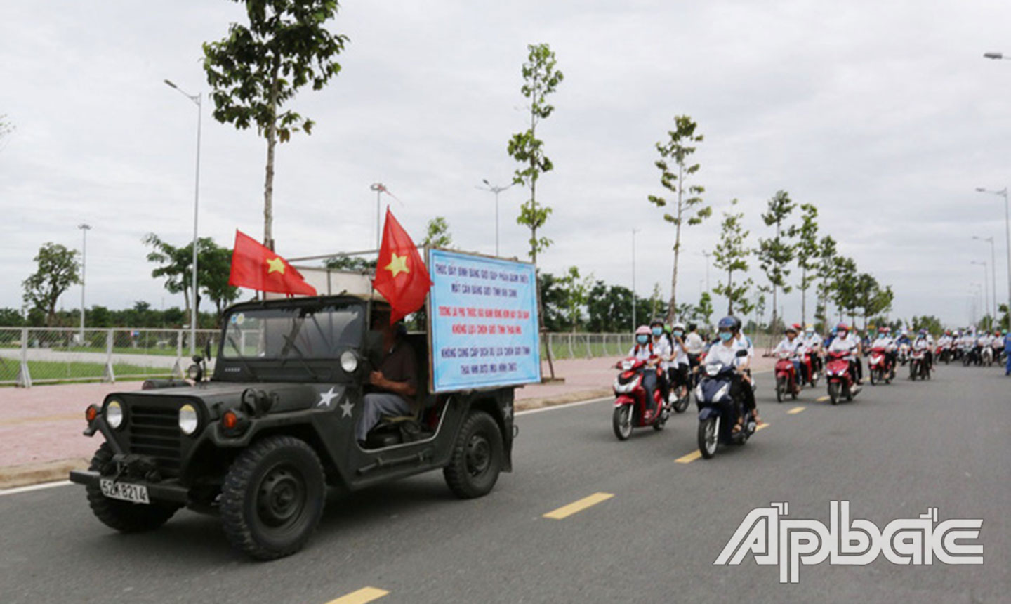 Tuần hành phát động Chiến dịch Truyền thông MCBGTKS trên đường phố TP. Mỹ Tho.