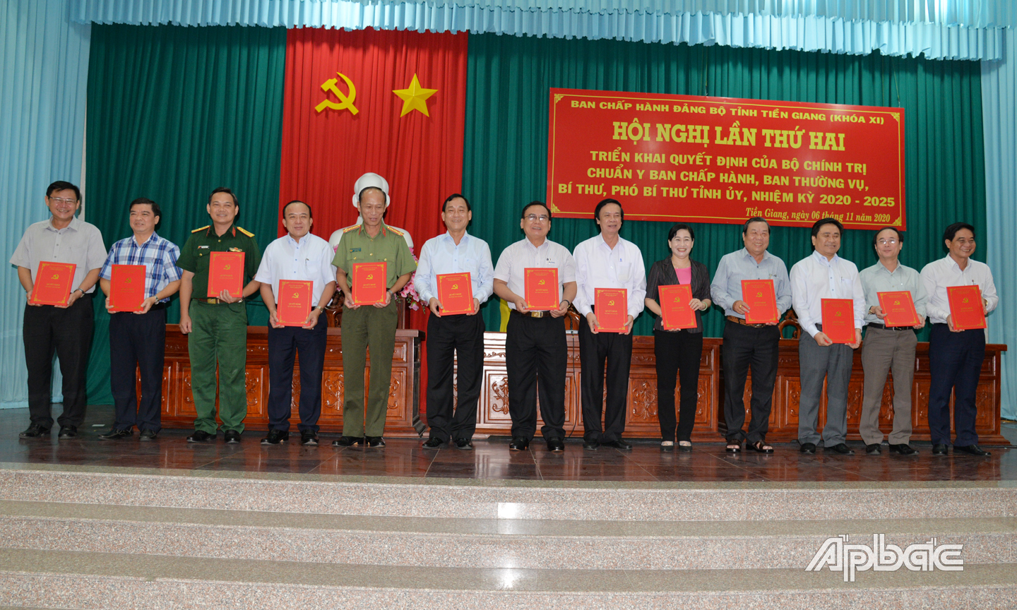 Đồng chí Nguyễn Văn Danh, ủy viên BCH Trung ương Đảng, Bí thư Tỉnh ủy, Chủ tịch HĐND tỉnh trao quyết định của Bộ Chính trị cho các đồng chí ủy viên Ban Thường vụ Tỉnh ủy khóa XI