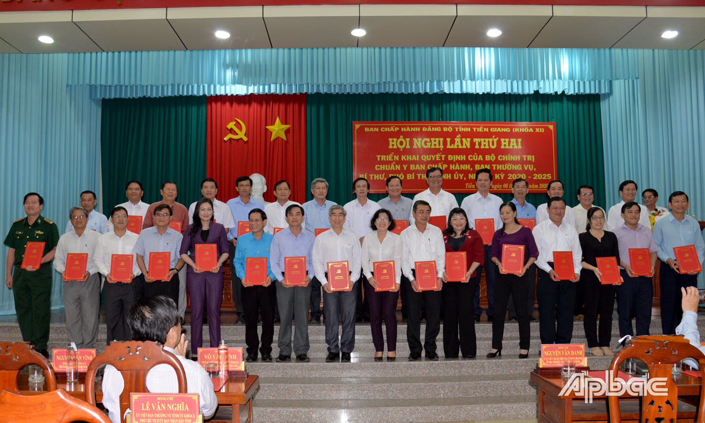 Đồng chí Nguyễn Văn Danh, ủy viên BCH Trung ương Đảng, Bí thư Tỉnh ủy, Chủ tịch HĐND tỉnh trao quyết định của Bộ Chính trị cho các đồng chí ủy viên Ban chấp hành Đảng bộ tỉnh khóa XI