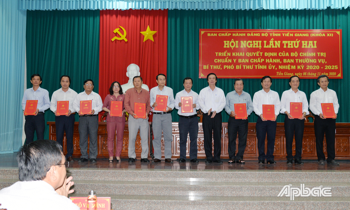 Đồng chí Nguyễn Văn Danh, ủy viên BCH Trung ương Đảng, Bí thư Tỉnh ủy, Chủ tịch HĐND tỉnh trao quyết định của Ban Bí thư cho đồng chí Chủ nhiệm Ủy ban kiểm tra Tỉnh ủy và các đồng chí ủy viên Ủy ban kiểm tra Tỉnh ủy khóa XI