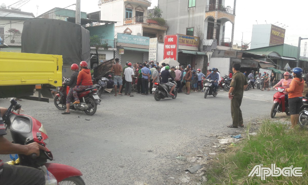 Xe tải tông vào xe bán đồ nướng ven đường, 1 người tử vong