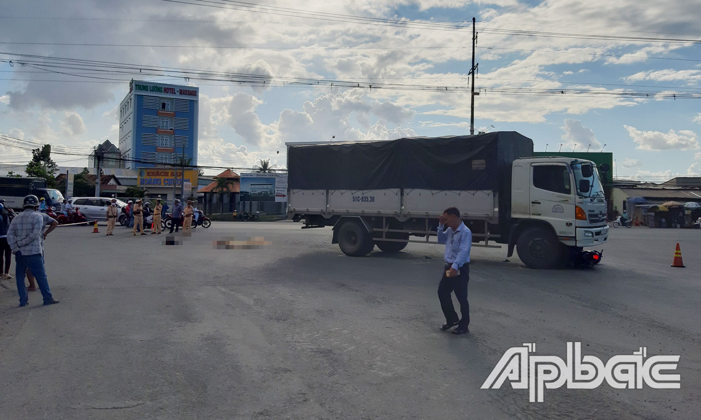 Hiện trường vụ tai nạn giao thông tại điểm giao Ql.1 và QL.50