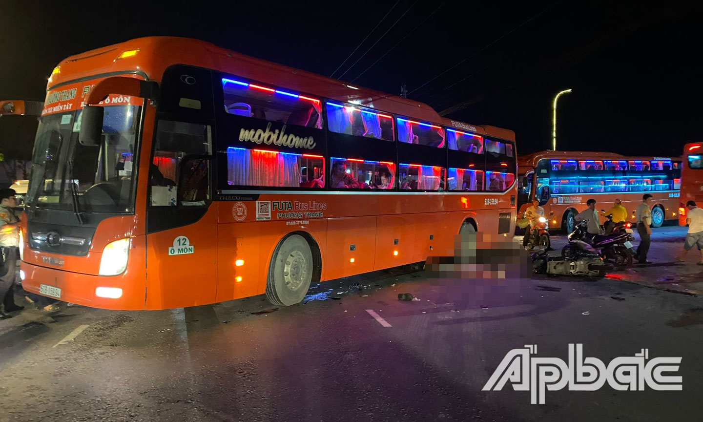 Hiện trường vụ TNGT tại huyện Cái Bè.