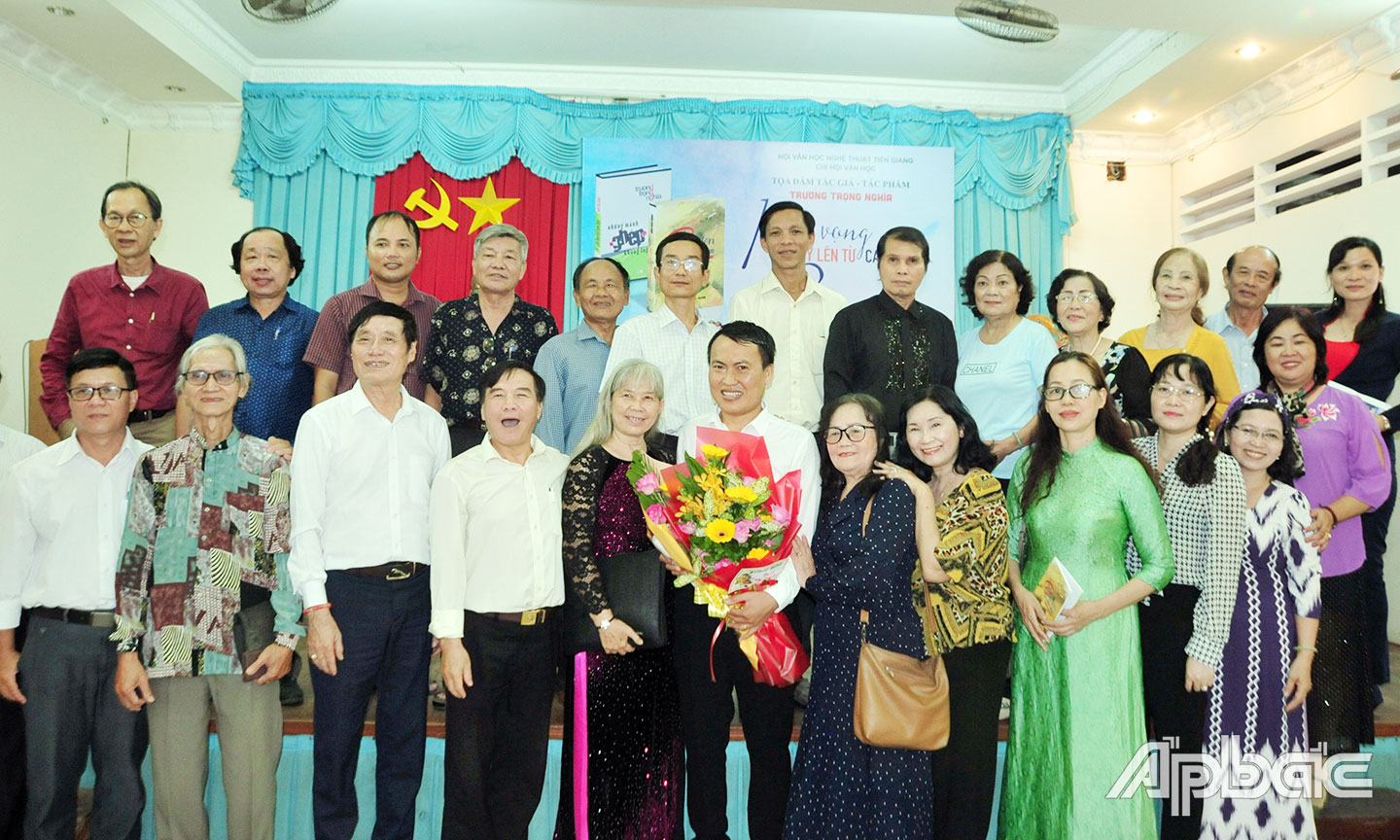 Nhà Thơ Trương Trọng Nghĩa chụp ảnh lưu niệm cùng bạn yêu thơ