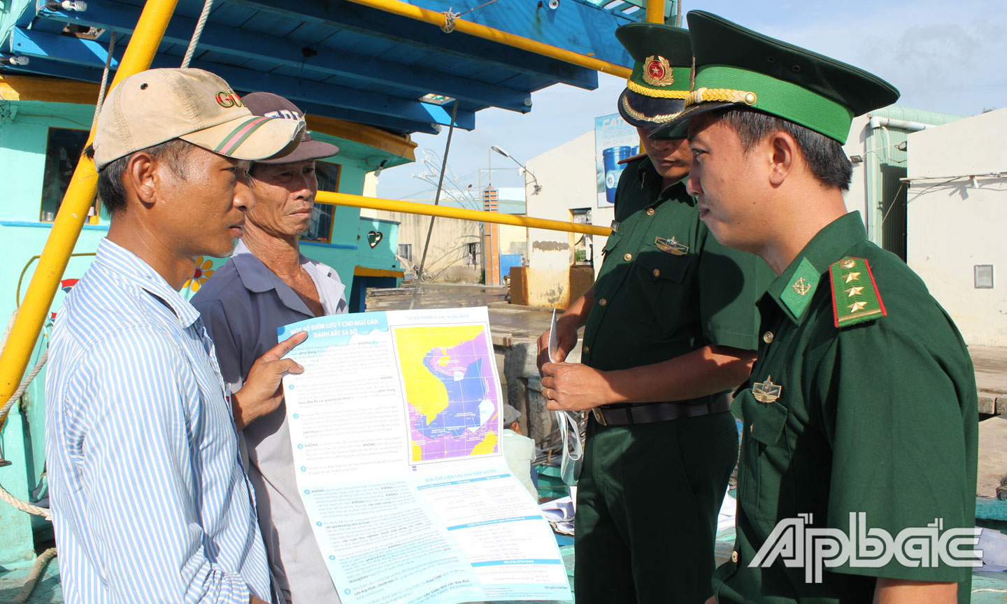 Đồn Biên phòng Kiểng Phước tuyên truyền, phổ biến pháp luật cho ngư dân. Ảnh: ĐOÀN PHÁT