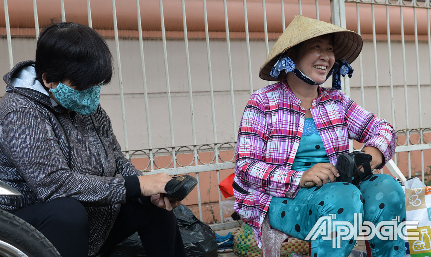 Chị Mai và chị Trúc gắn bó với nghề sửa giày dép gần 30 năm qua.