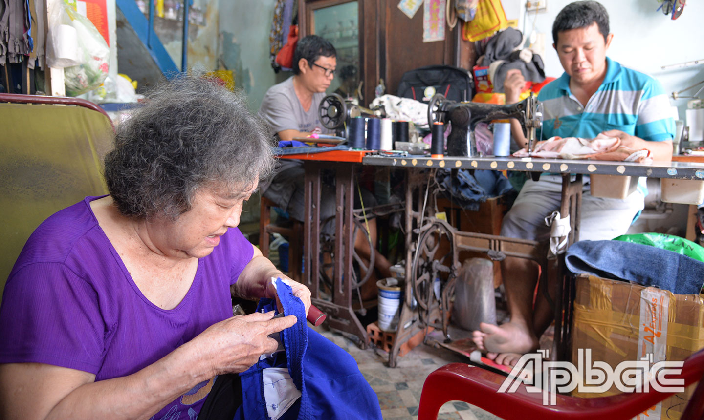 Gia đình bà Trọng gắn bó với nghề sửa quần áo từ hàng chục năm qua.
