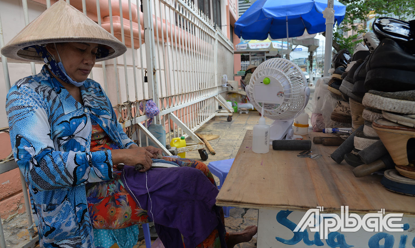 Hằng ngày, chị Hạnh vẫn miệt mài sửa giày dép để có thu nhập lo cho các con.