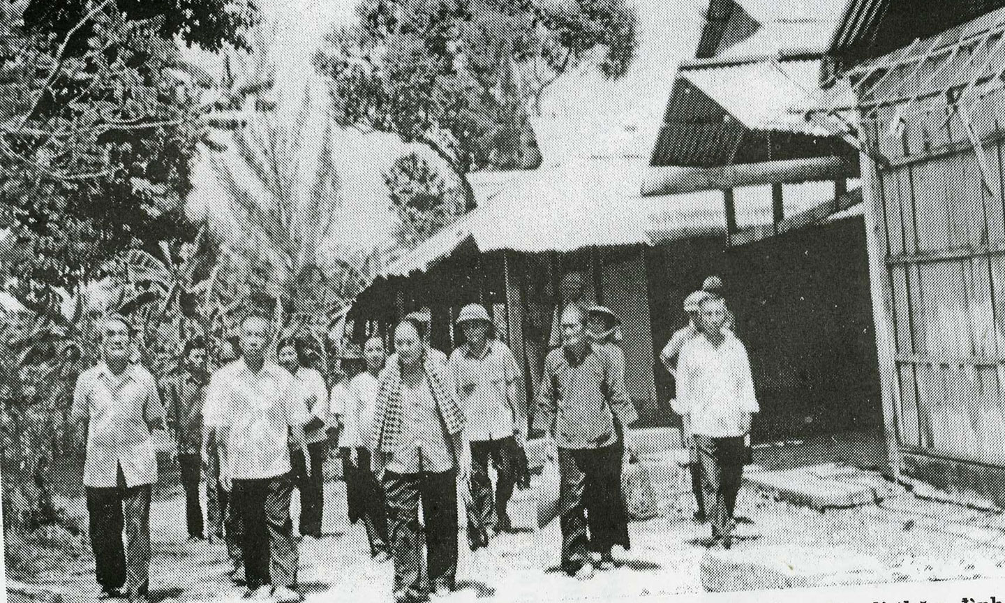 Đồng chí Nguyễn Thị Thập hướng dẫn đoàn đại biểu dự tọa đàm Nam kỳ khởi nghĩa đi thăm đình Vĩnh Kim, nơi luyện tập của quân du kích năm 1940. 