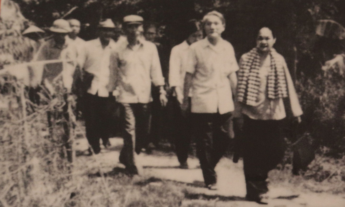 Đồng chí Nguyễn Thị Thập về thăm lại căn cứ Nam kỳ khởi nghĩa năm xưa.