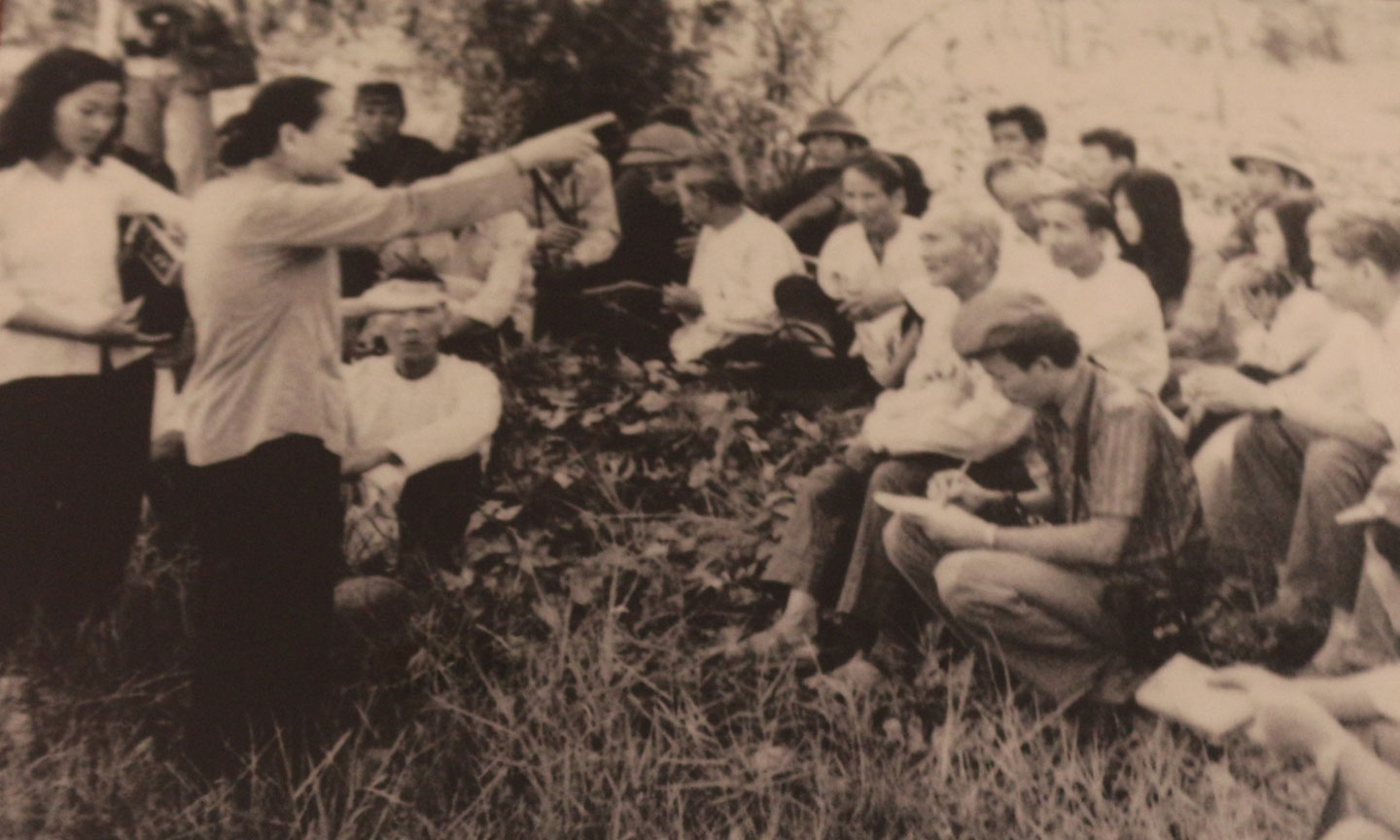 Đồng chí Nguyễn Thị Thập kể lại diễn biến cuộc Nam kỳ khởi nghĩa ngày 23-11-1940 cho thế hệ hôm nay.