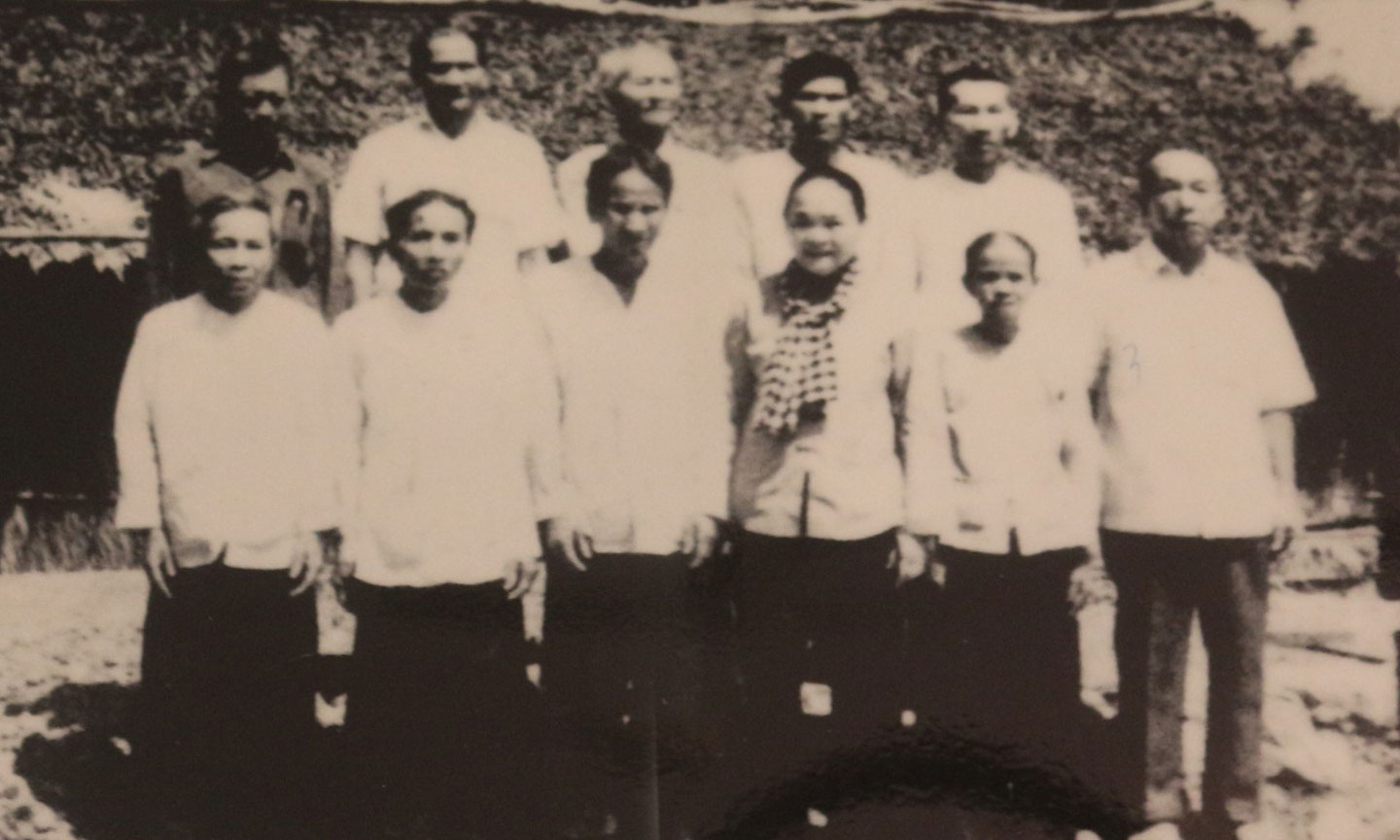 Đồng chí Nguyễn Thị Thập và các đồng chí tham gia khởi nghĩa chụp ảnh lưu niệm trước nhà ông Ba Biện tại khu căn cứ cũ.