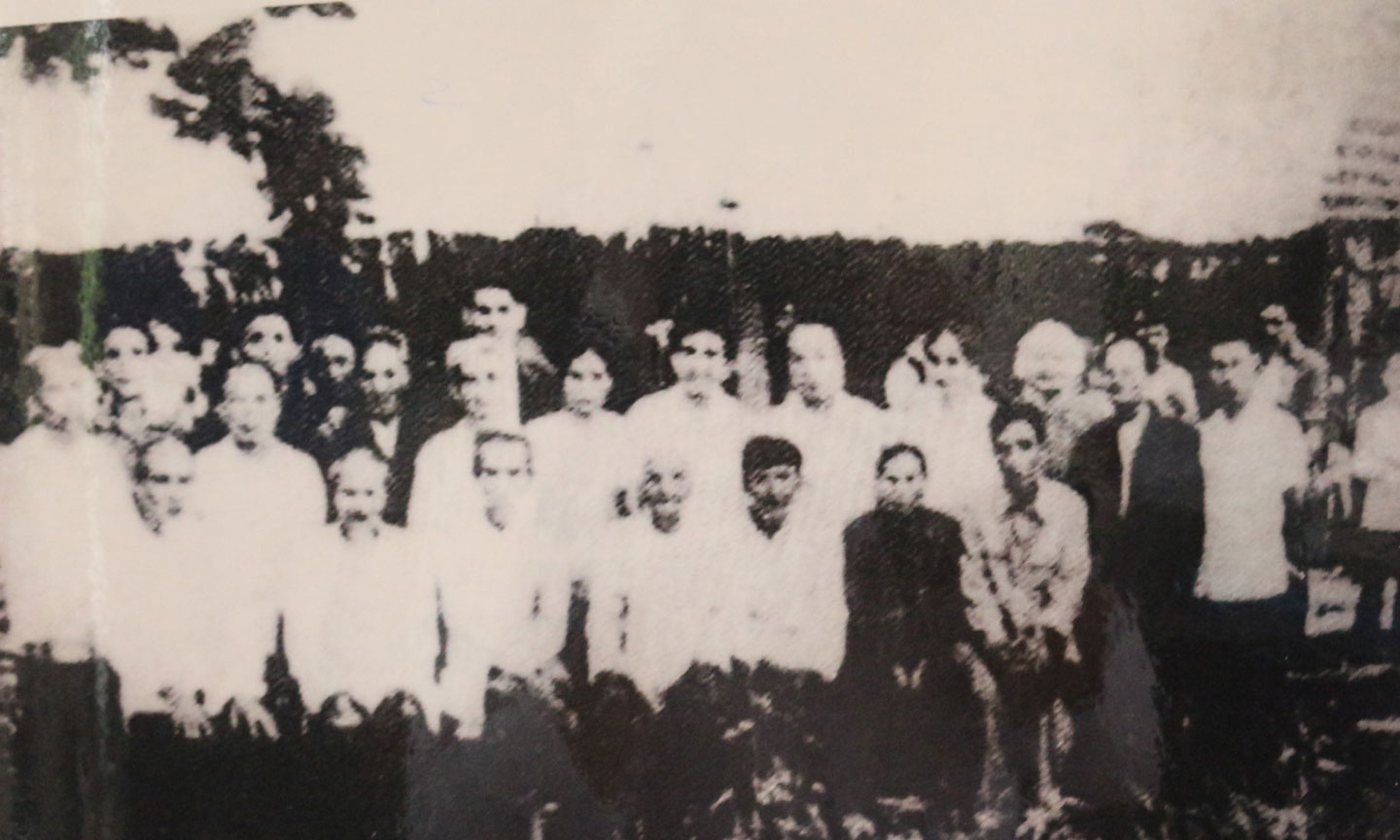 Các chiến sĩ tham gia Nam kỳ khởi nghĩa năm xưa chụp ảnh lưu niệm tại tại Đình Long Hưng.