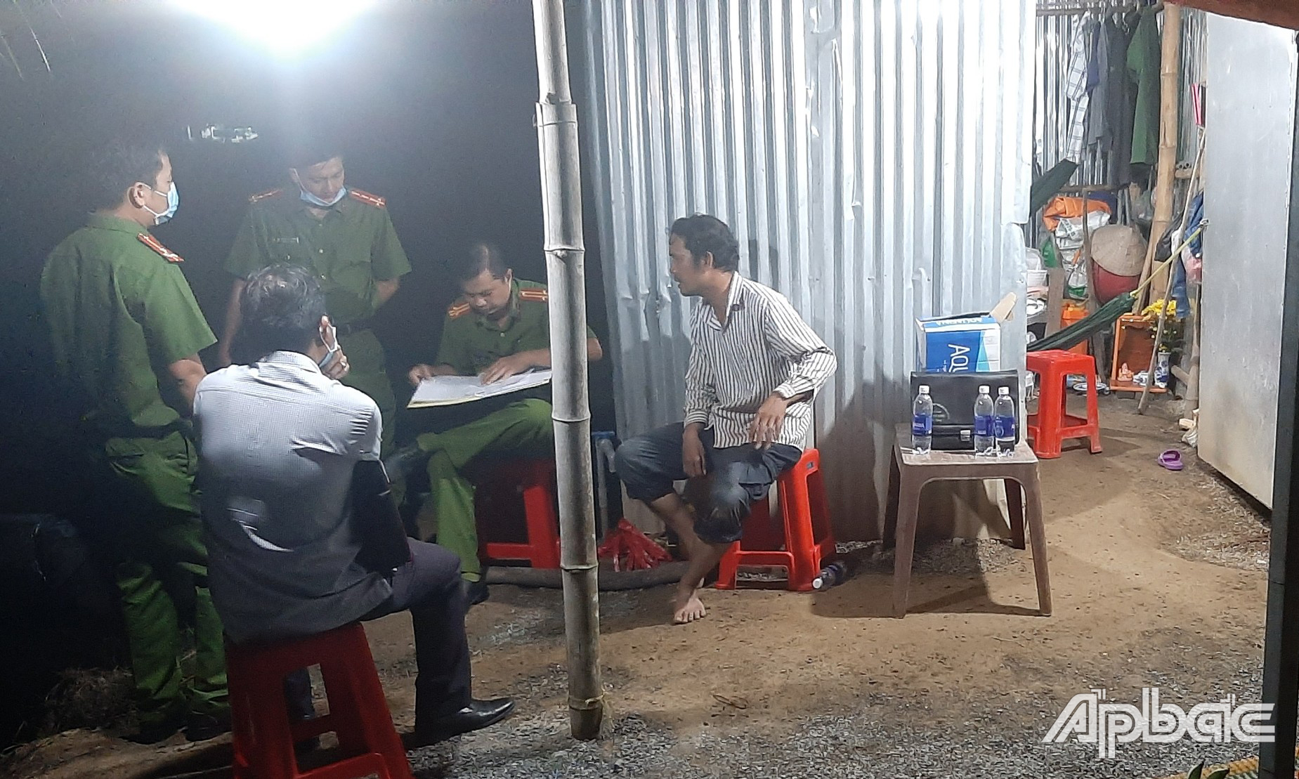 Lực lượng Công an khám nghiệm hiện trường vụ án.