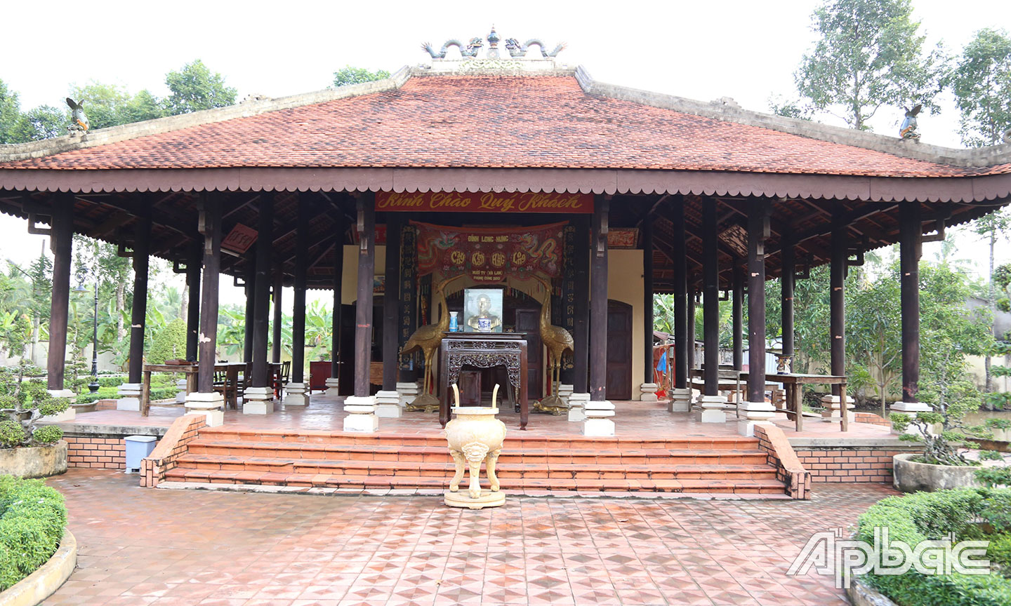 Đình Long Hưng trong khu di tích.