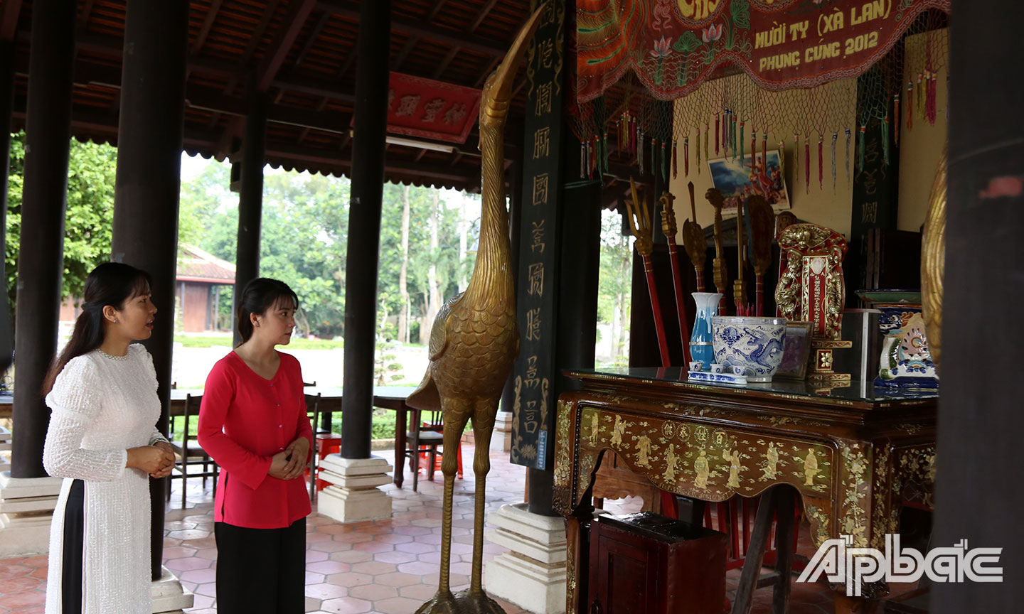 Gian thờ trong đình.