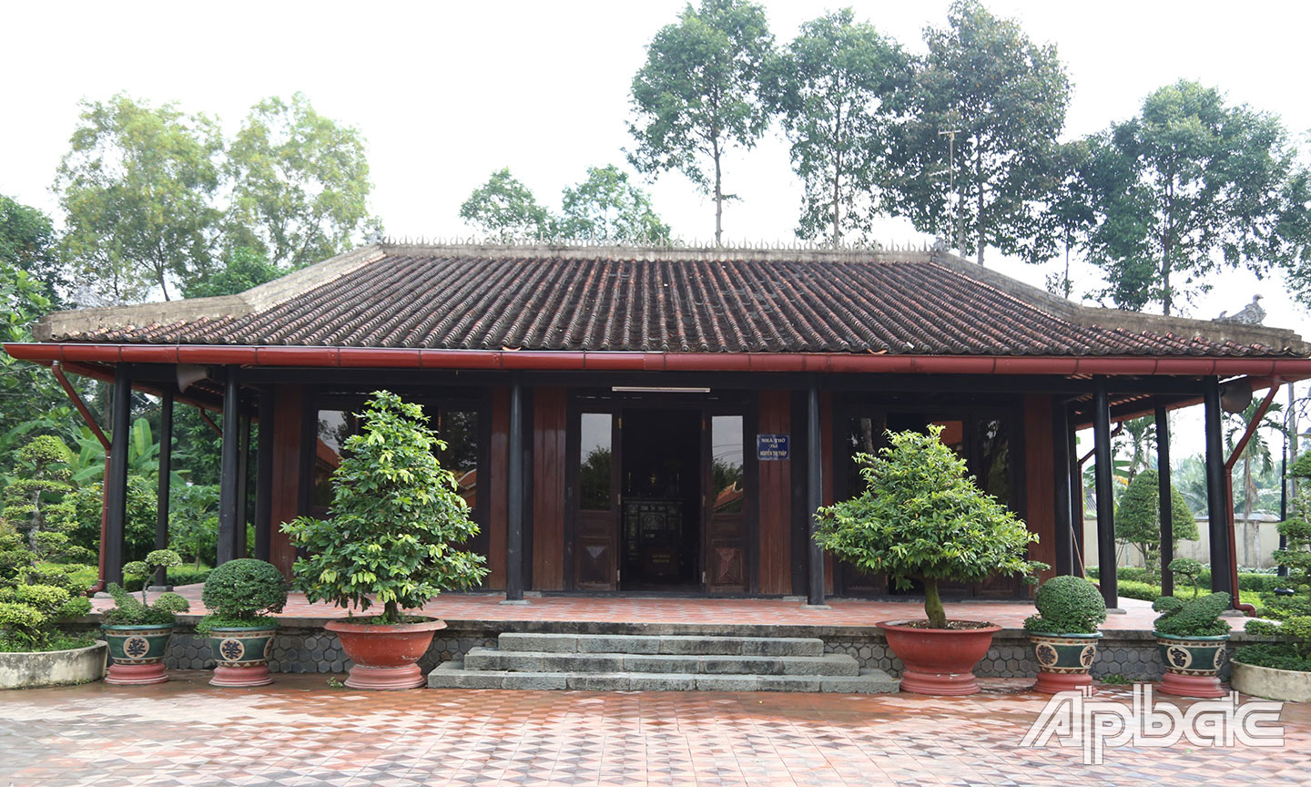 ngôi nhà cổ Nam bộ thờ bà Nguyễn Thị Thập (Nguyễn Thị Ngọc Tốt) - một trong những người lãnh đạo Cuộc Khởi nghĩa Nam kỳ ở tỉnh Mỹ Tho, nguyên Chủ tịch Hội Liên hiệp Phụ nữ Việt Nam, Phó Chủ tịch Quốc hội