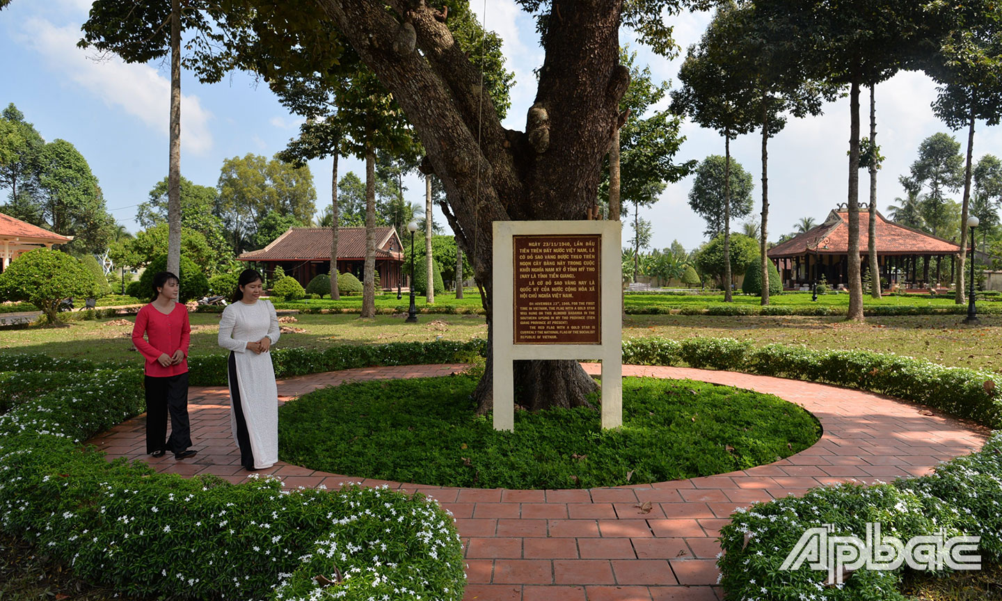 cây bàng cổ thụ, nơi lá cờ đỏ sao vàng đầu tiên của nước ta được cắm trên đó trong những ngày nổ ra cuộc khởi nghĩa Nam kỳ.