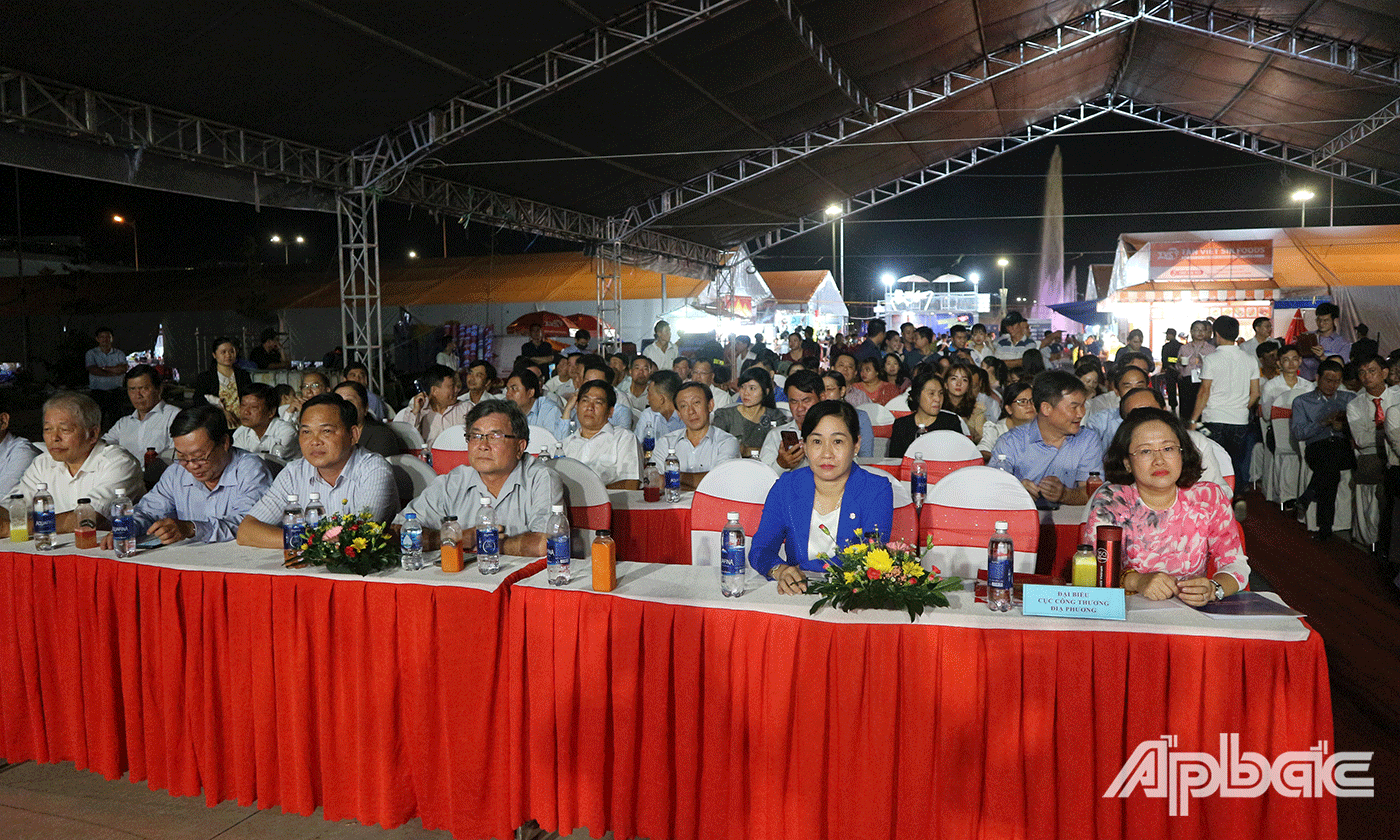 Đại biểu tham dự lễ khai mạc hội chợ