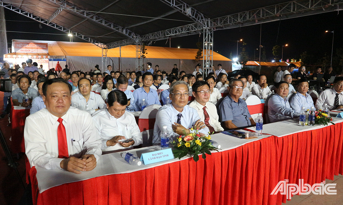 Đại biểu tham dự lễ khai mạc hội chợ