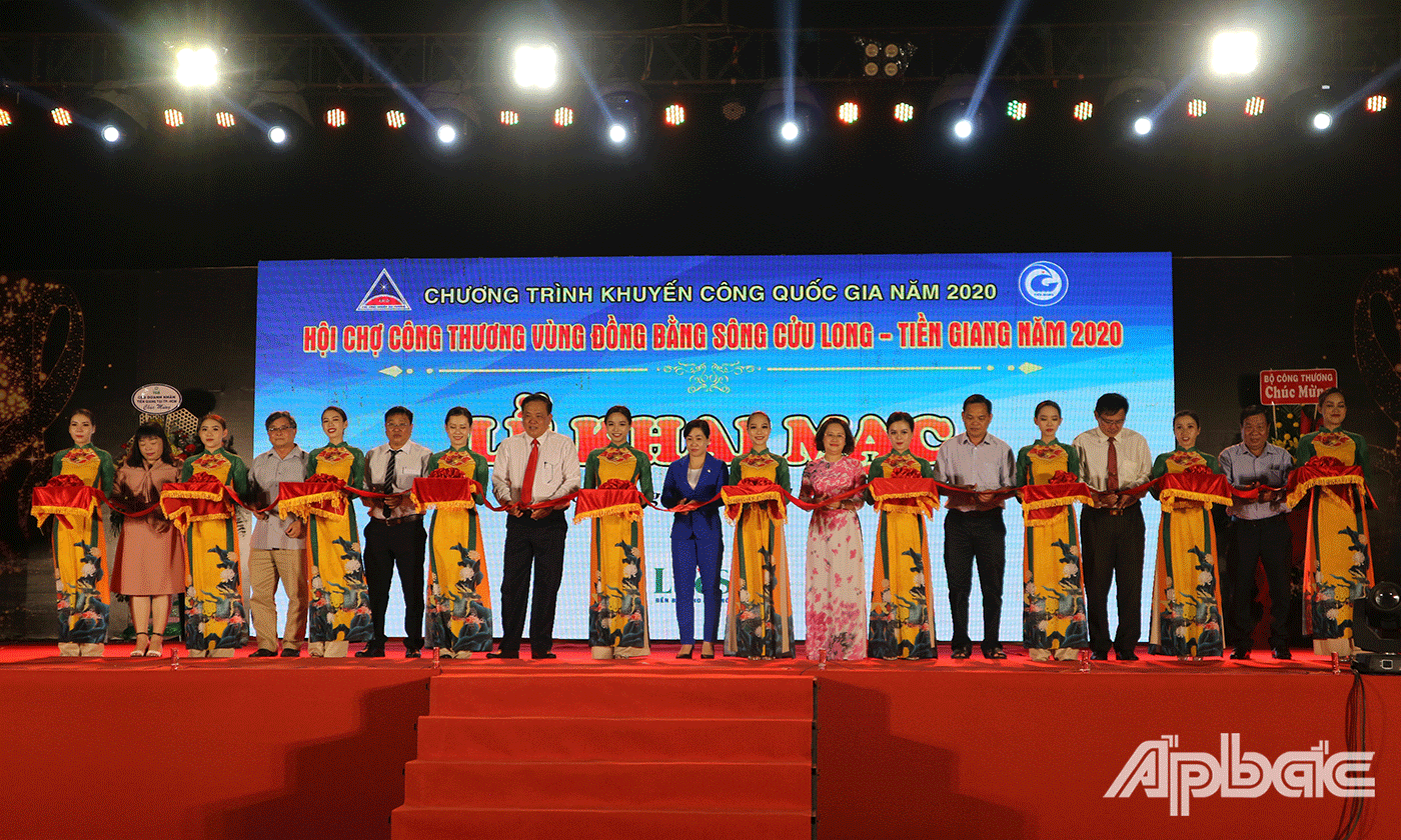 Đại biểu cắt băng khai mạc hội chợ