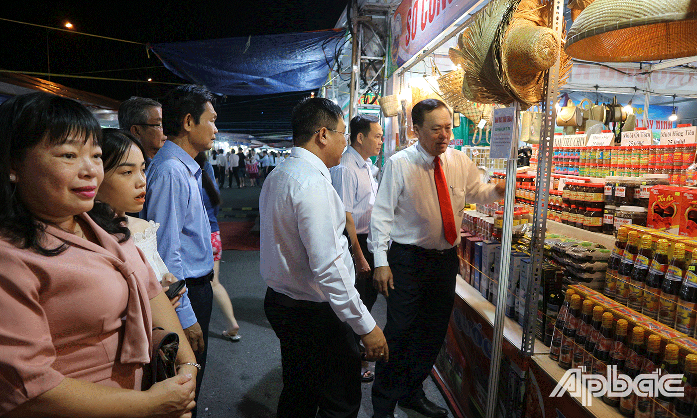 Đại biểu tham quan các gian hàng trưng bày sản phẩm tại Hội chợ.