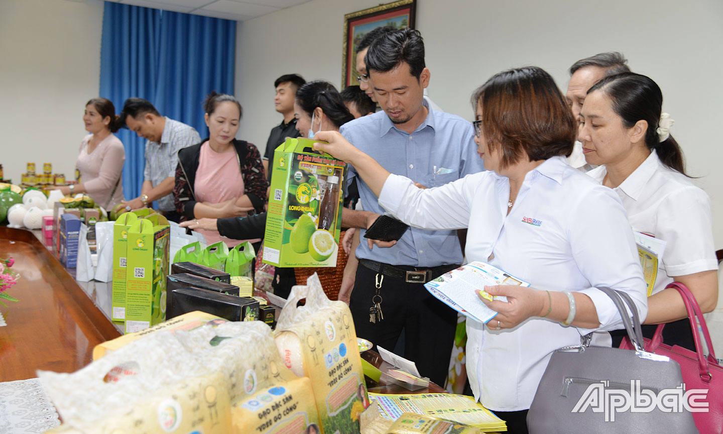 Nhiều sản phẩm của Tiền Giang, Long An đã được giới thiệu.