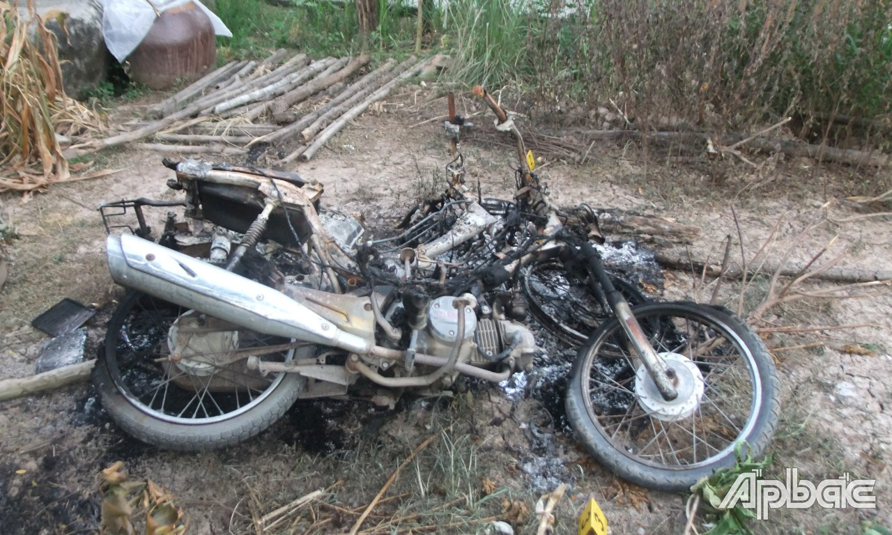 2 xe mô tô bị cháy rụi.