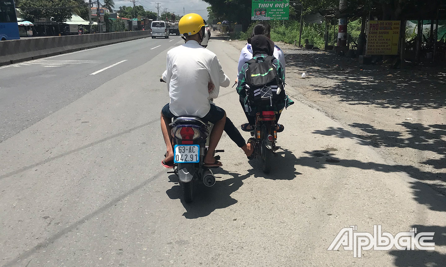 Ngay cả trên tuyến Quốc lộ 1 dễ dàng gặp phải hình ảnh người điều khiển trên gắn máy kéo, đẩy các phương tiện khác, trường hợp này sẽ bị phạt tiền từ 200.000 đồng đến 400.000 đồng.