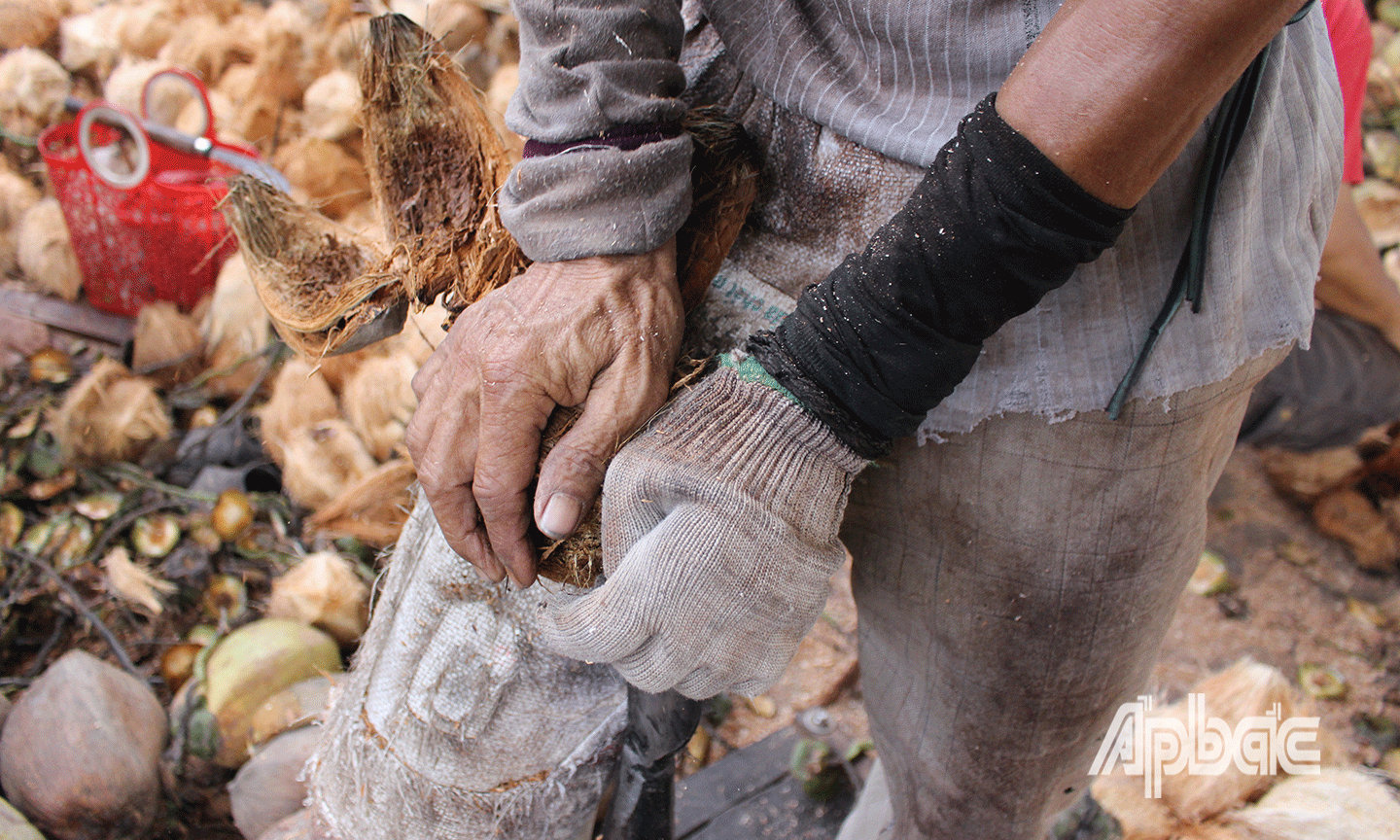  Những đôi tay chai sần theo năm tháng làm nghề. Theo chia sẻ của những thợ lâu năm, ba yếu tố quan trọng của thợ làm nghề là mạnh, nhanh và chính xác. 