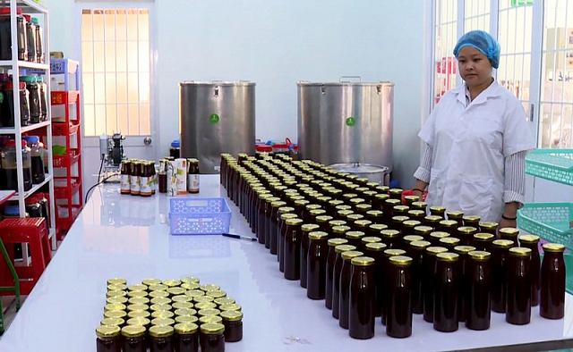 Thạc sĩ Thạch Thị Chal Thy với sản phẩm từ mật hoa dừa. Ảnh: VOV