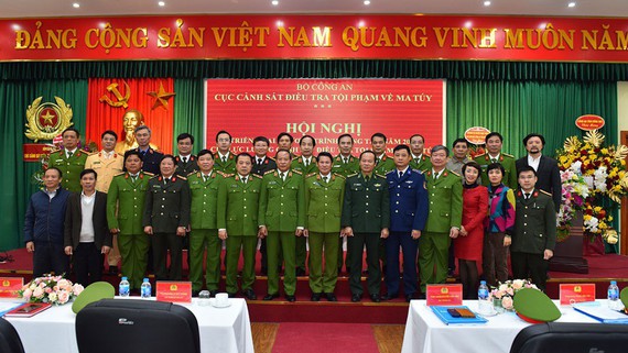 Các đại biểu chụp hình lưu niệm tại hội nghị.