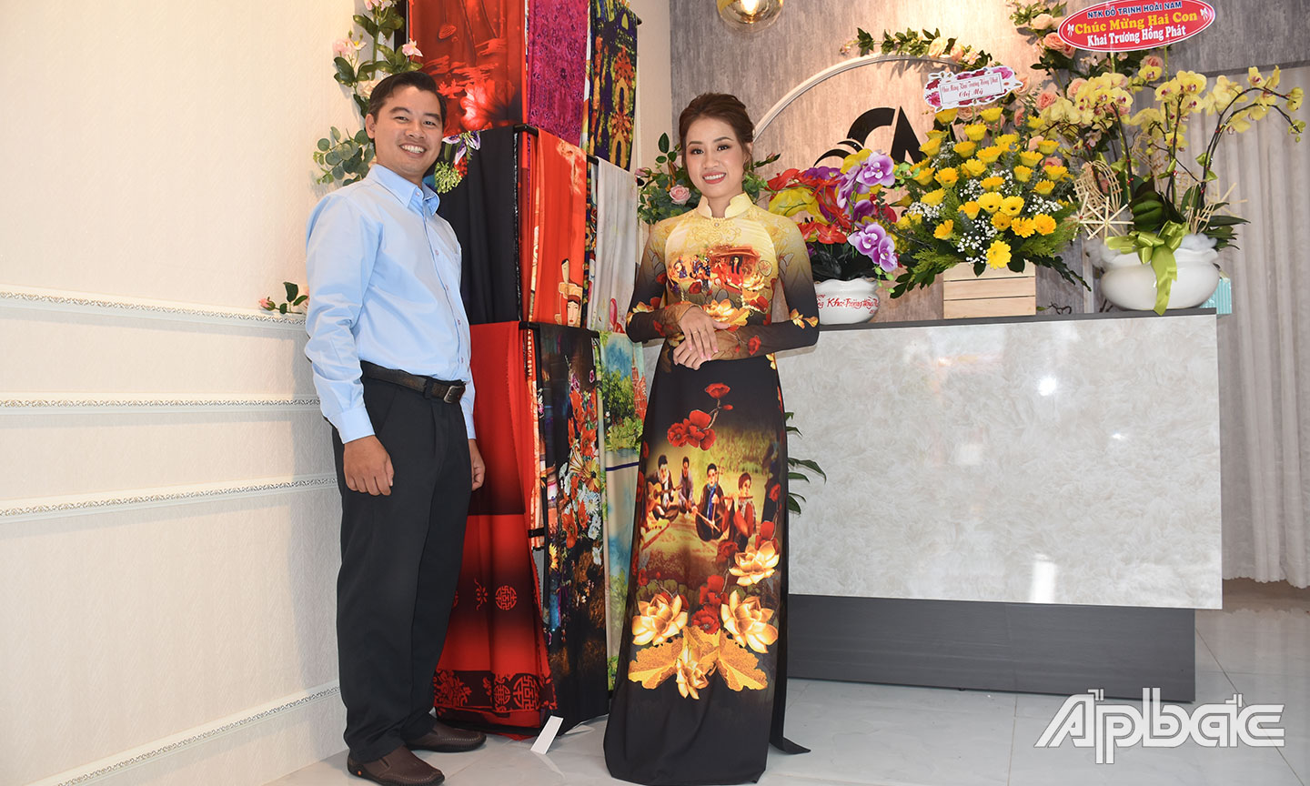  Đôi vợ chồng trẻ Đình Nghị -  Minh Thùy tại showroom.