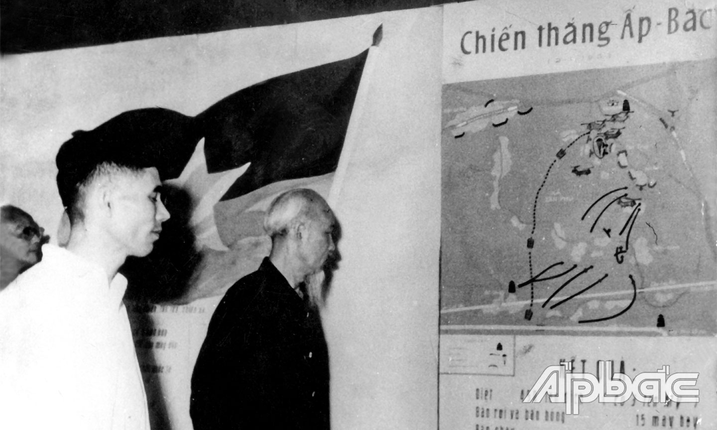 Bác Hồ xem sơ đồ chiến thắng Ấp Bắc.