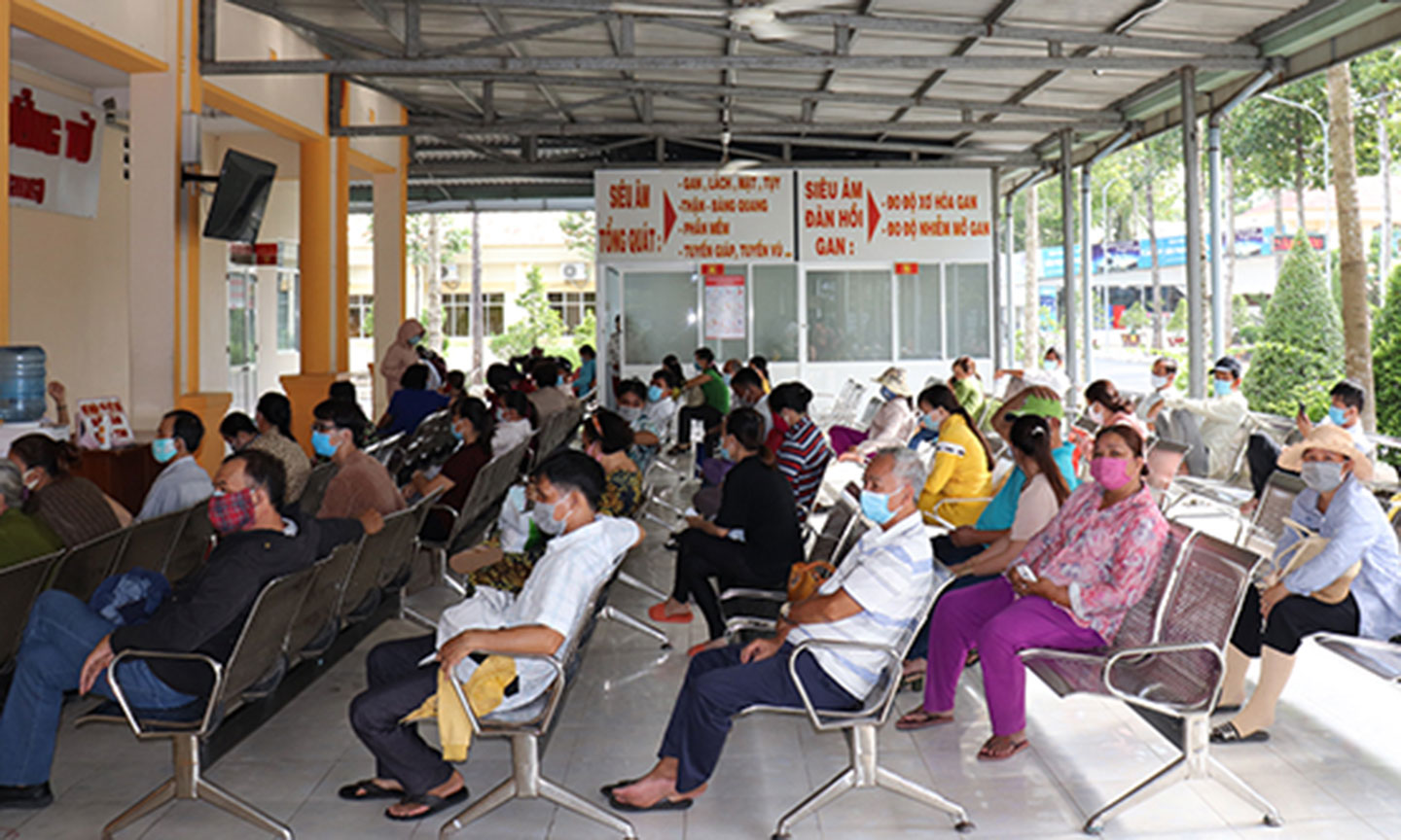 Bệnh nhân tại phòng chờ khám bệnh tại Bệnh viện.